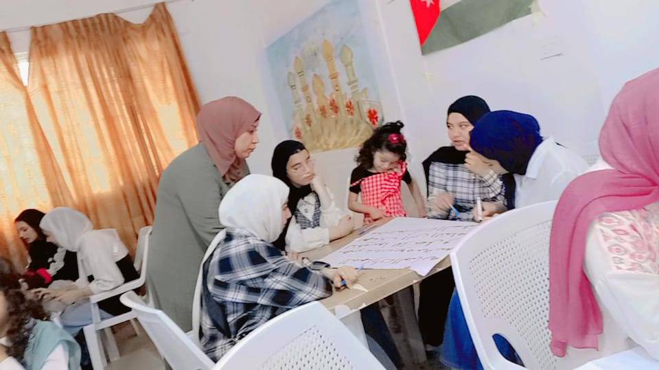 مشاركات يتدربن على المهارات الحياتية في مركز شابات الطيبة