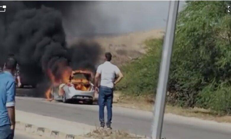 سيارة تتعرض للاحتراق بالكامل على طريق البحر الميت