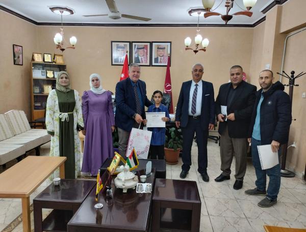 الروابدة يكرّم طالبة فائزة ببطولة جائزة الملك عبدالله للياقة البدنية