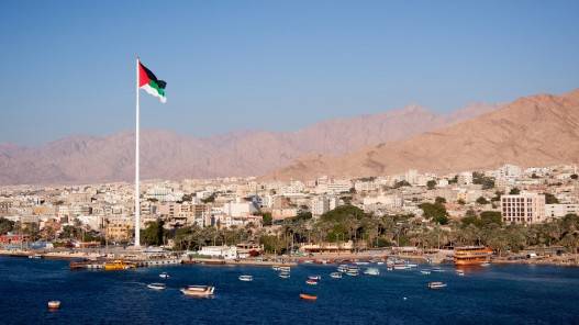 طقس دافئ في معظم المناطق يسبق كتلة حارة الثلاثاء