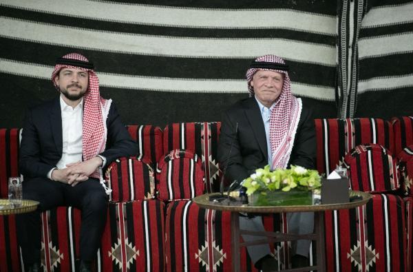 مأدبا تتزين .. أطول علم وتجهيزات ضخمة لاستقبال الملك