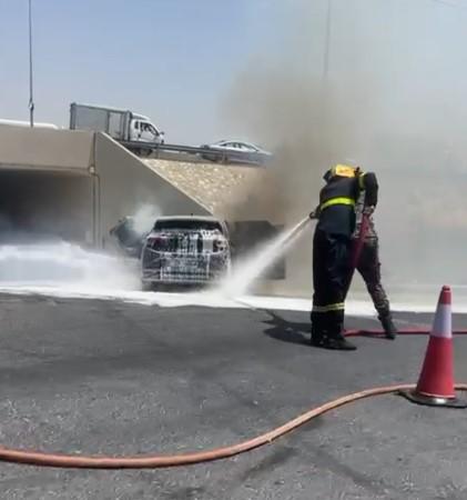 احتراق مركبة كهربائية على طريق المطار