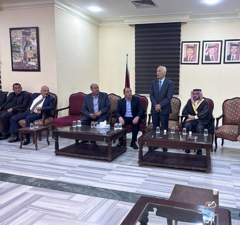 مندوبا عن الملك وولي العهد..العيسوي يعزي عشيرة النسور...صور