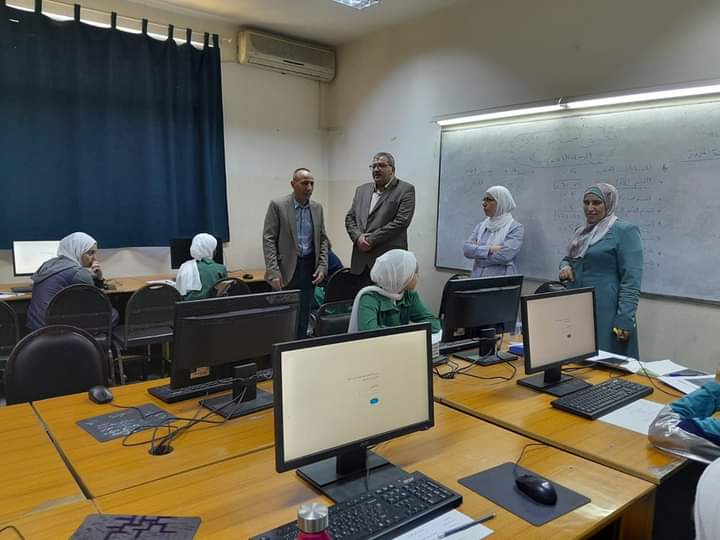 العموش يتابع تطبيق الأختبار الدولي piza 2025 في مدرسة هند بنت عتبة الثانوية الأولى المختلطة.