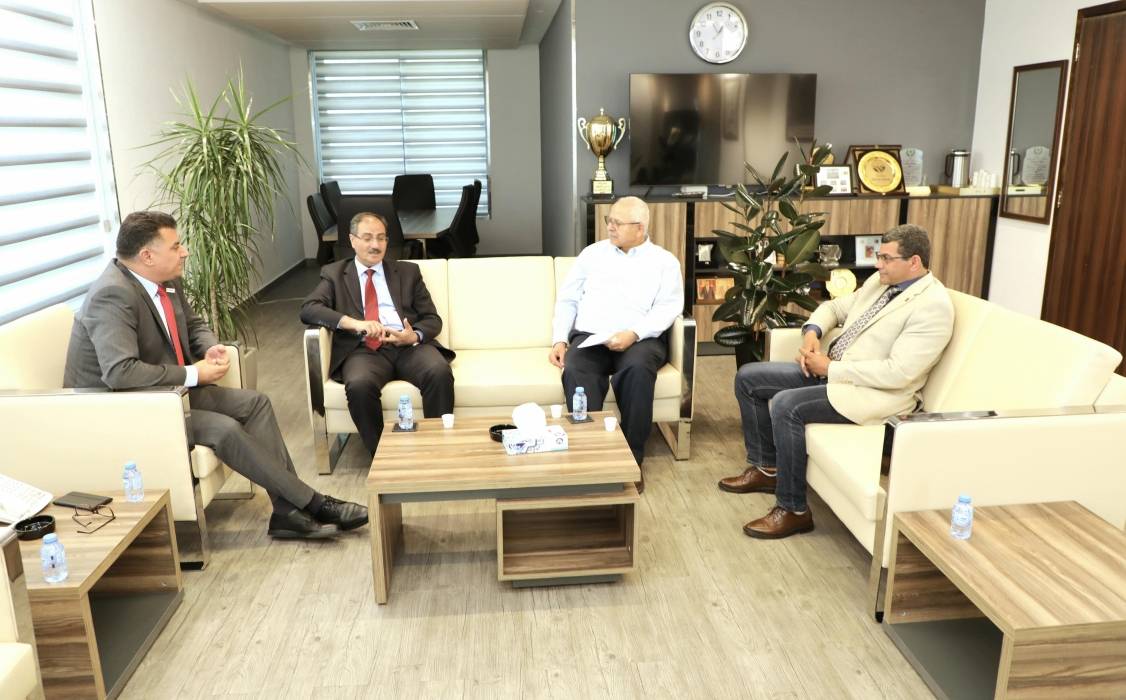 وزير الزراعة يلتقي وفدا من جامعة كاليفورنيا