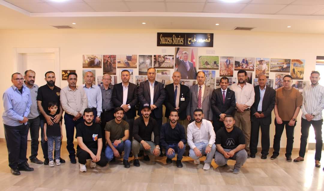 تخريج دورتي تدريب مهني للمصابين العسكريين وذويهم...صور