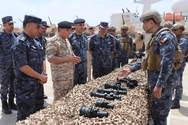 المساعد للعمليات والتدريب يزور قيادة القوة البحرية...صور