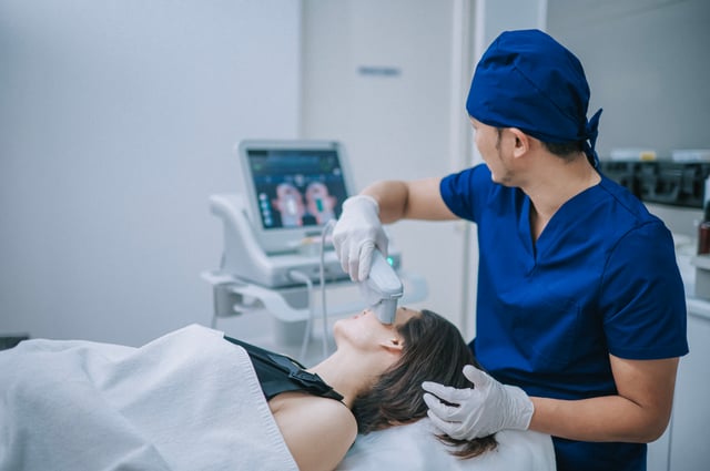 لا يمتلك شهادة.. منتحل صفة طبيب تجميل يجري عمليات ناجحة في العراق