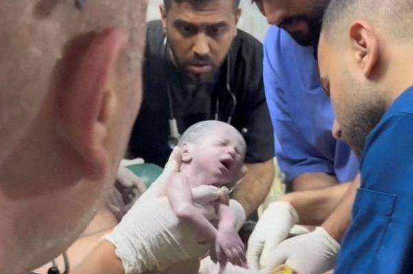 وفاة رضيعة خرجت حية من رحم أمها الشهيدة بغزة