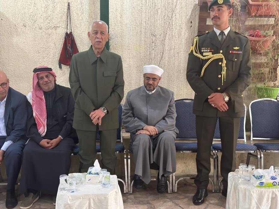 مندوبا عن الملك وولي العهد.. العيسوي يعزي عشائر البرارشة آل خريس..صور