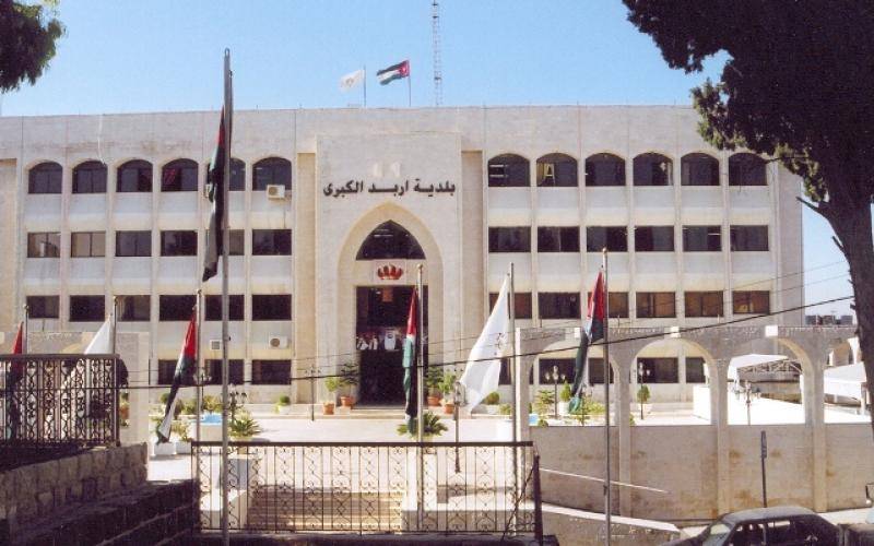 بلدية إربد تنفذ صيانة لألعاب حدائق الملك عبدالله الثاني