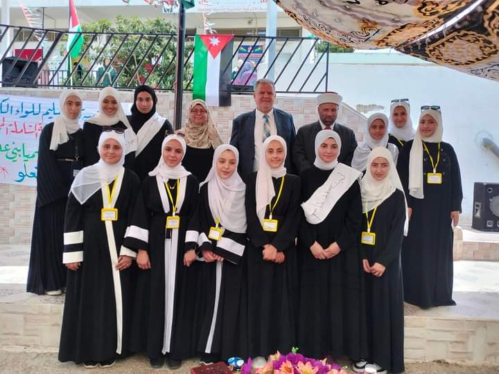 الروابدة يكرم الطلبة الفائزين في مسابقة المرحومة (سُميّة بني عيسى بالقرآن نعلو) في مدرسة الأشرفية الثانوية  بلواء الكورة.