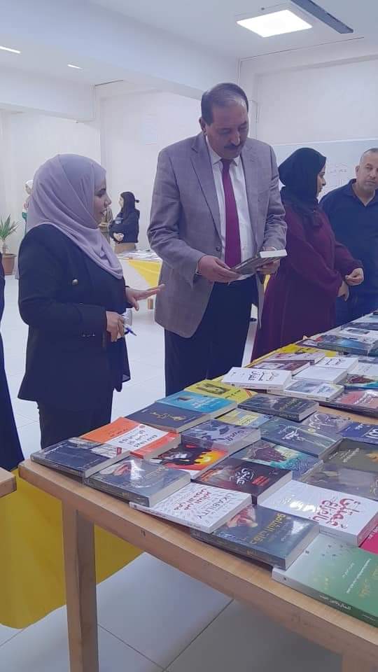 العوران يفتتح معرضي  الكتاب و الزهور في مدرسة الموقر الثانوية للبنات