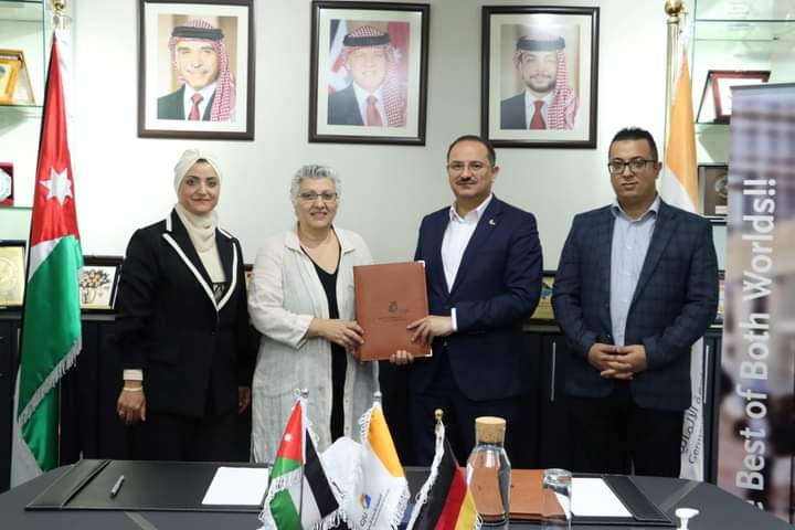التبرع بمكتبة المعماري الراحل جعفر طوقان للجامعة الألمانية الأردنية
