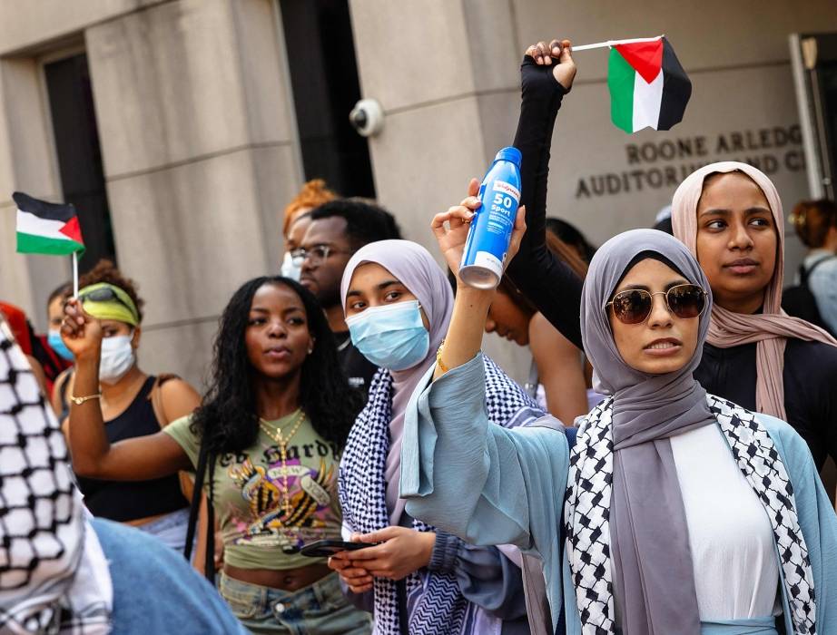 جامعة كولومبيا تهدد بفصل طلاب تظاهروا تأييداً للفلسطينيين