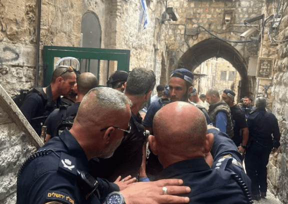 الاحتلال يقتحم مدنا بالضفة وطعن جندي بالقدس
