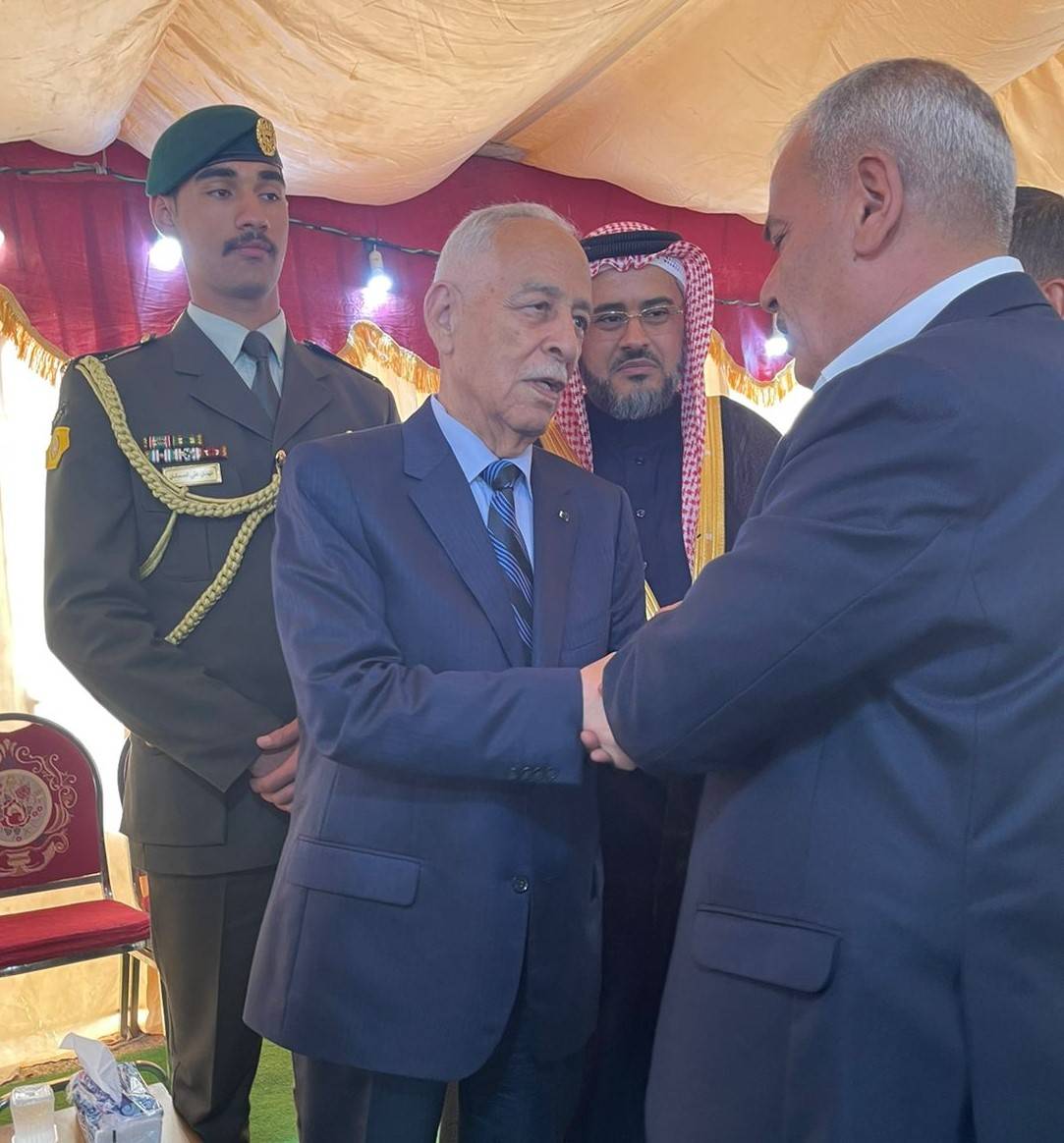 مندوبا عن الملك وولي العهد.. رئيس الديوان يعزي عشيرة المساعيد