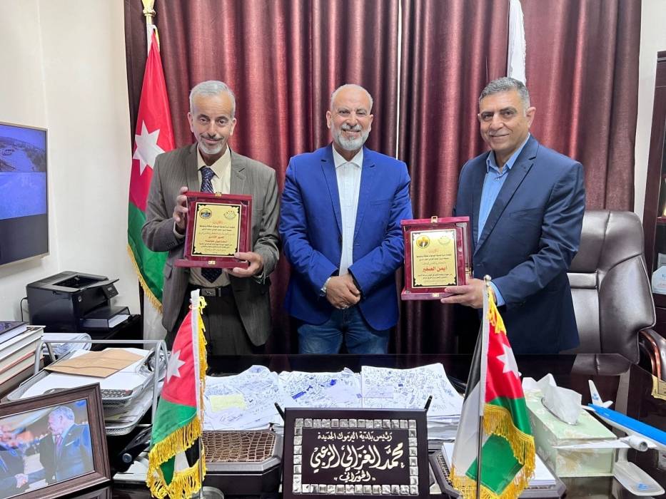 الزعبي يكرم عدد من موظفي بلدية اليرموك في لواء بني كنانة