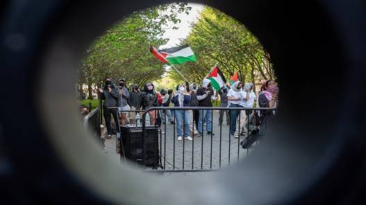 جامعة كولومبيا تهدد بفصل محتجين يحتلون مبنى دراسيا