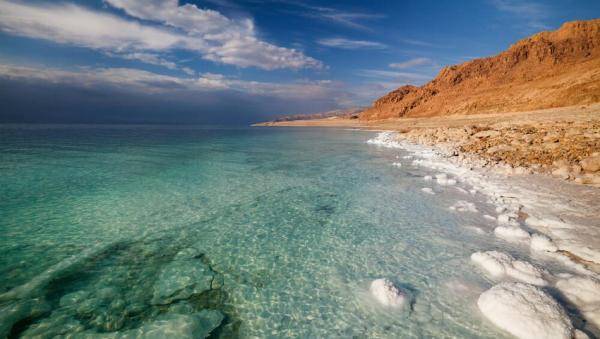 أردنيون يقبلون على السياحة الداخلية في العطلة