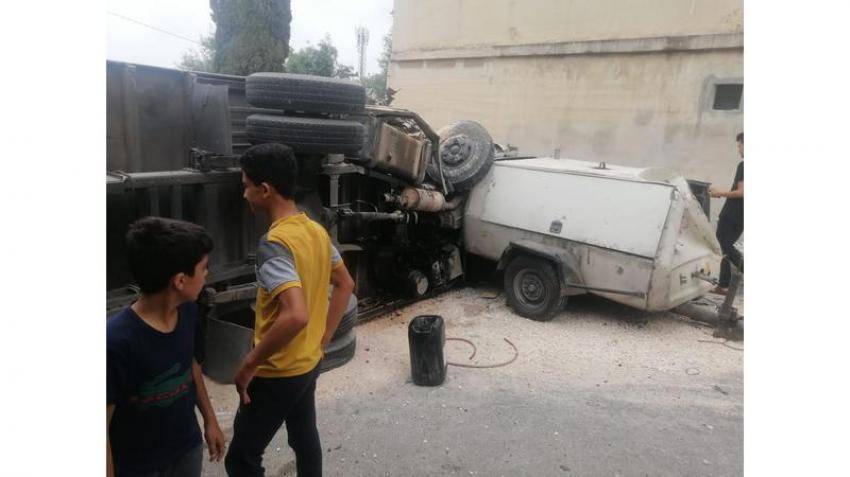 بالصور ... 3 إصابات بتدهور قلاب في عجلون