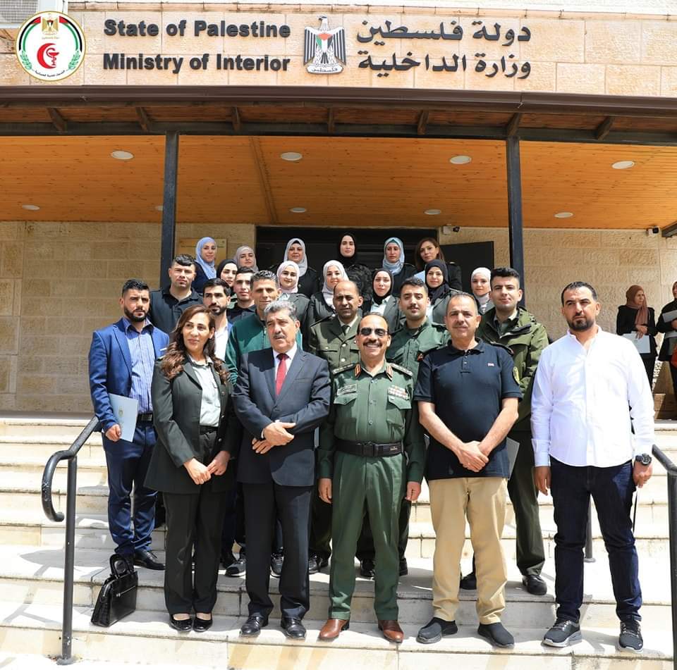 وزاره الداخلية والخدمات الطبية العسكرية الفلسطينية تخرجان دورة البروتوكول العسكري...صور
