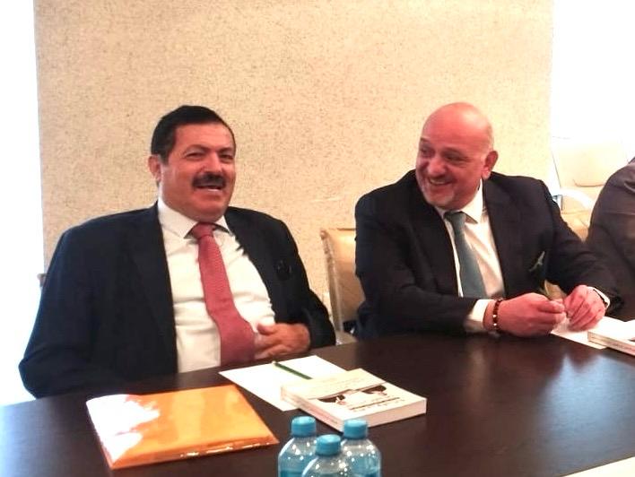 المؤرخ العرموطي أثناء حفل إشهار كتبه عن أذربيجان في العاصمة باكو :  أتشرف بتقديم هذه الكتب هدية لبطل الحرب والسلام الرئيس الأذربيجاني المناضل إلهام علييف صور وفيديو