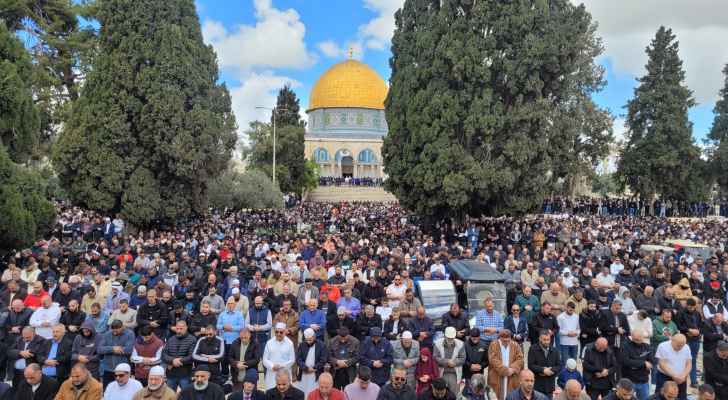 30 ألف مصل أدوا صلاة الجمعة بالمسجد الأقصى المبارك