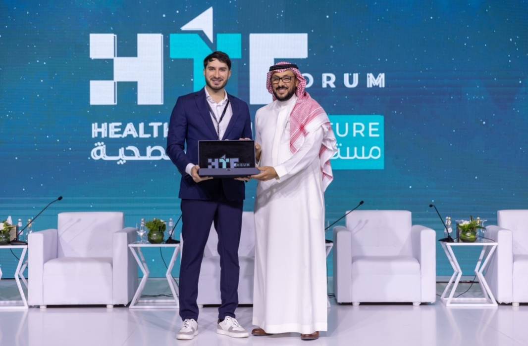 درعان تكريميين للدكتور زيد السمكري ضمن منتدى السياحة العلاجية في الرياض...صور