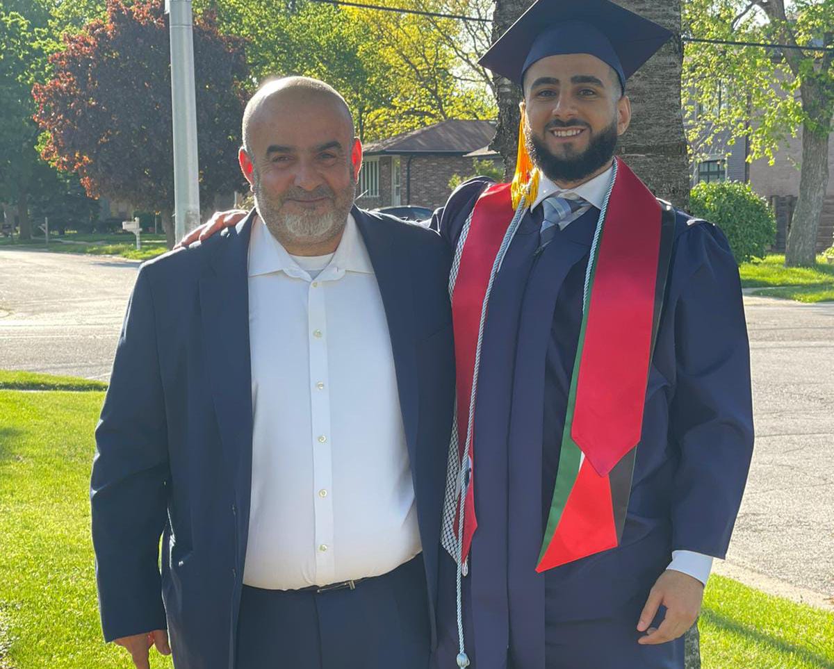 الصحفي محمد غنام يهنئ ويبارك بتخرج حفيده محمد هيثم غنام من جامعة إلينويشيكاجو