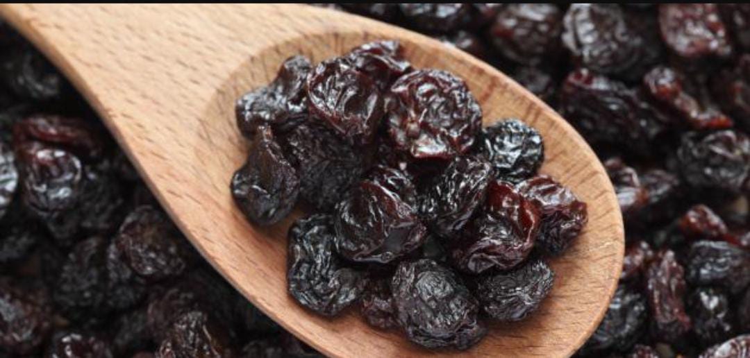 ماذا يحدث للجسم أثناء تناول الزبيب الاسود ... تفاصيل