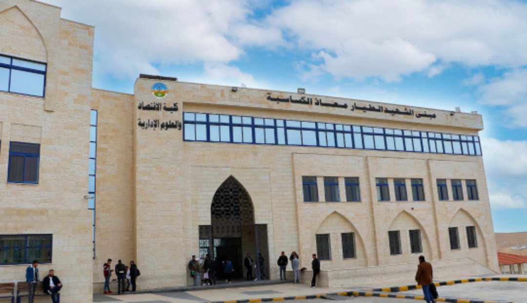 مناقشة رسائل ماجستير في تخصصات الاقتصاد والعلوم الإدارية بجامعة الزرقاء