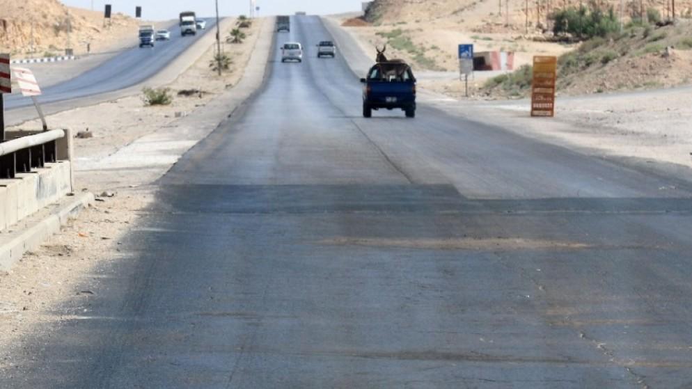 تدهور تريلا في منحدر باتجاه المفرق وسائقها يحمل رخصة فئة ثالثة