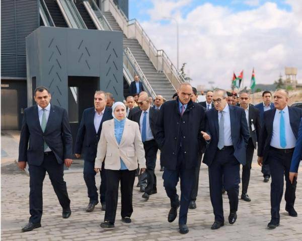 الخصاونة يتفقد العمل في مشروع باص عمان  الزرقاء السريع