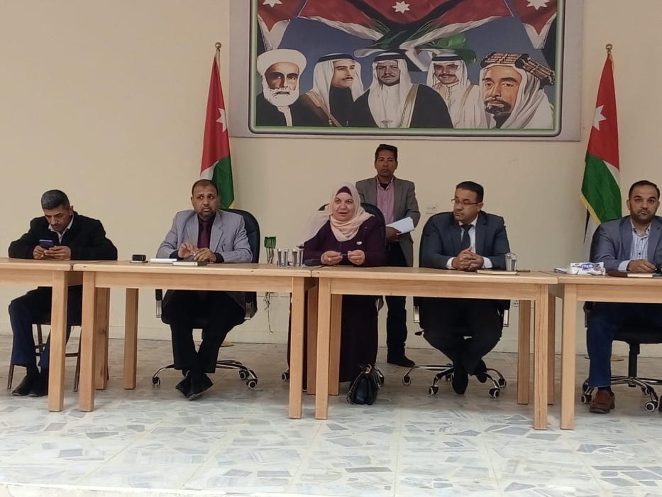 العيسى  تجتمع بمديري المدارس لمناقشة الاختبار الوطني