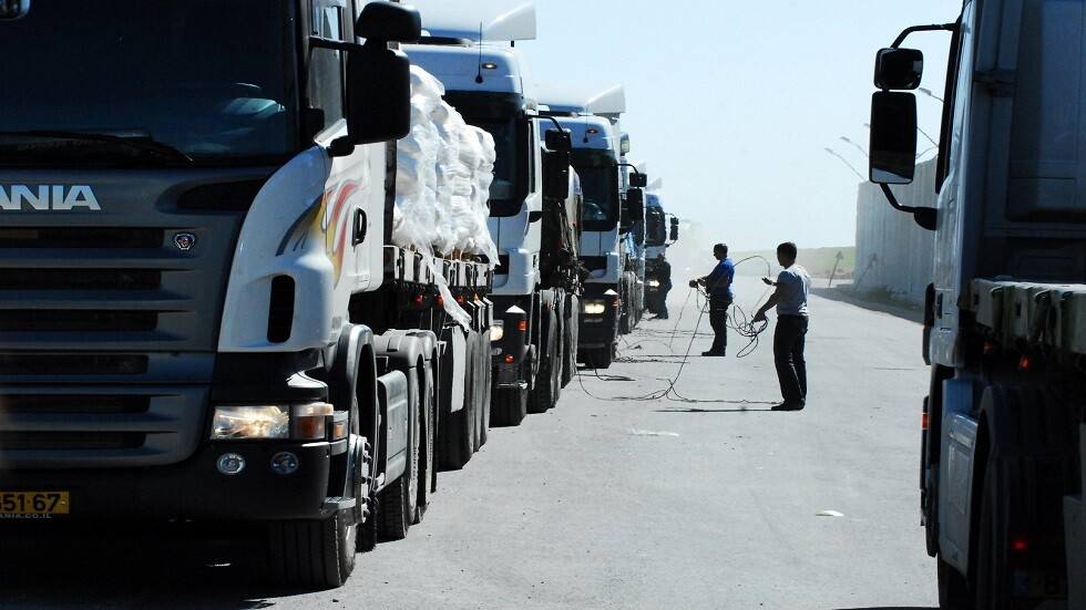 المكتب الإعلامي بغزة: 8 فقط من شاحنات المساعدات التي تدخل القطاع تصل الشمال