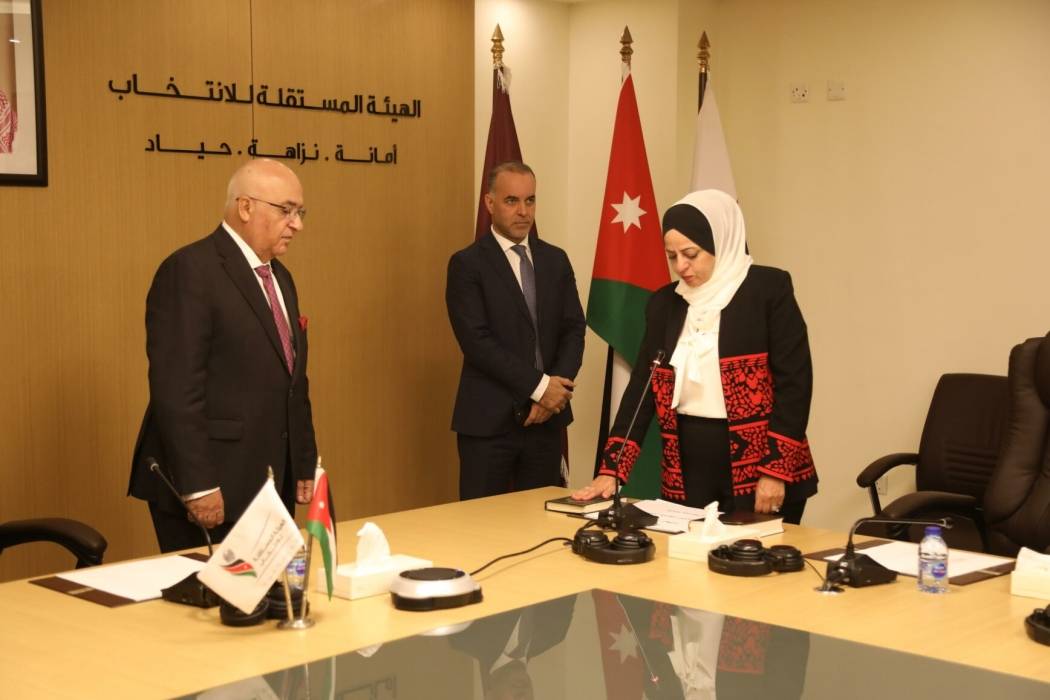 لجنة الدائرة الانتخابية العامة تؤدي القسم القانوني...صور