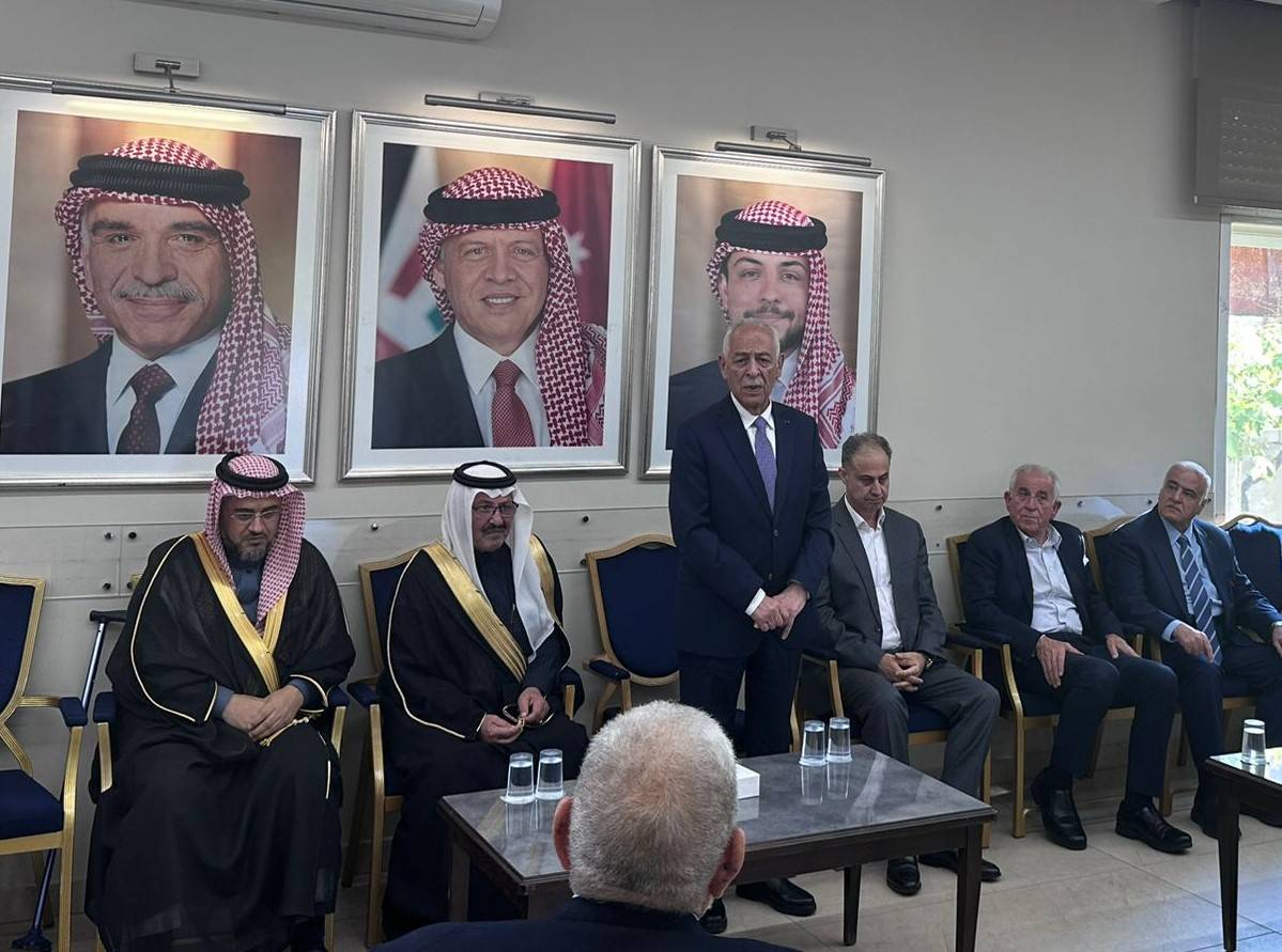 مندوبا عن الملك وولي العهد.. العيسوي يعزي عشيرة العزب...صور
