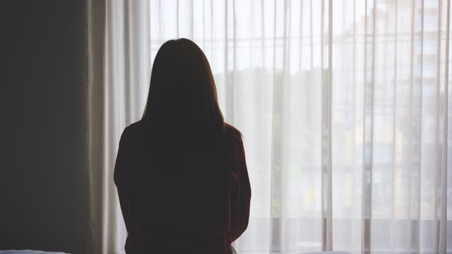 البريطانيات ”أكثر حزنا وتوترا“ من الأوروبيات