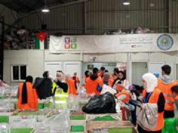 وفد من طلبة جامعة إربد الأهلية يزور بنك الملابس الخيري