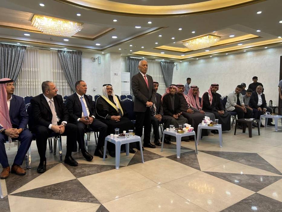 *مندوبا عن الملك وولي العهد.... العيسوي يعزي قبيلة الحويطات النجادات...صور