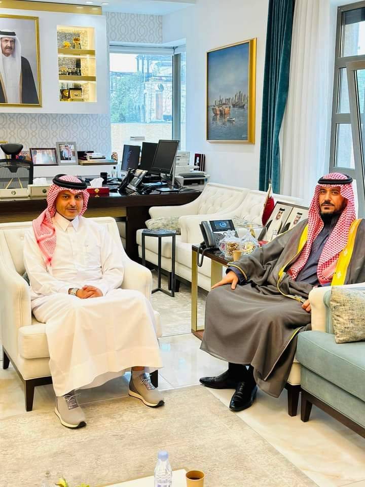 السفير القطري يلتقي الشيخ مطلق الحجايا.