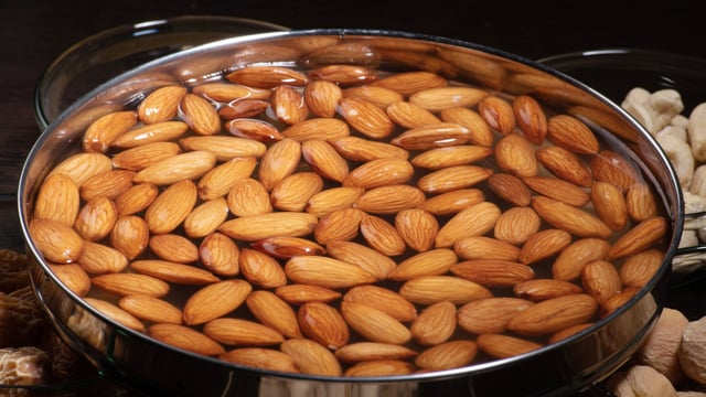 ماذا يحدث لبشرتك عند تناول اللوز المنقوع بانتظام؟
