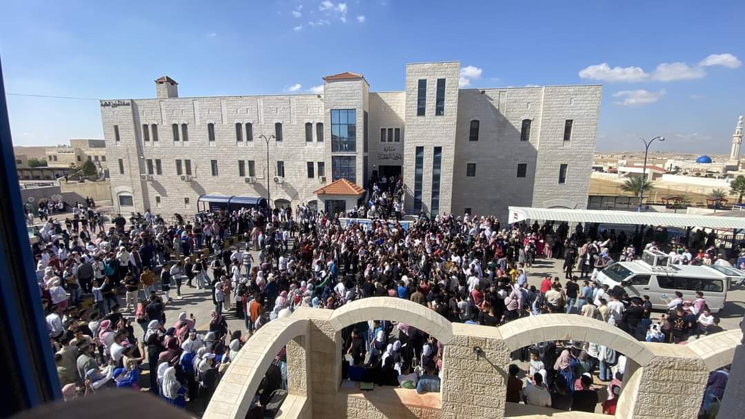 جامعة الزرقاء  الالاف من جامعة الزرقاء يشاركون في استقبال الملك خلال زيارته للزرقاء