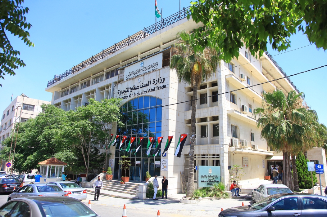 الصناعة تطرح عطاء لشراء 10 ملايين كيس بولي بروبلين
