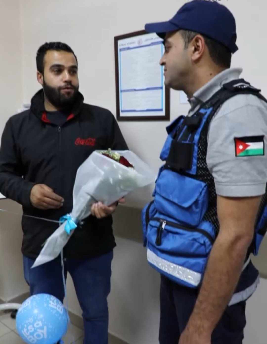 بالفيديو... مسعفو الدفاع المدني يجرون ولادة طارئة في مركبة خاصة بالشارع العام وينقذون الأم والجنين