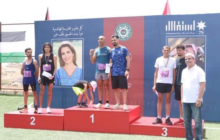 تتويج الفائزين بسباق الجري