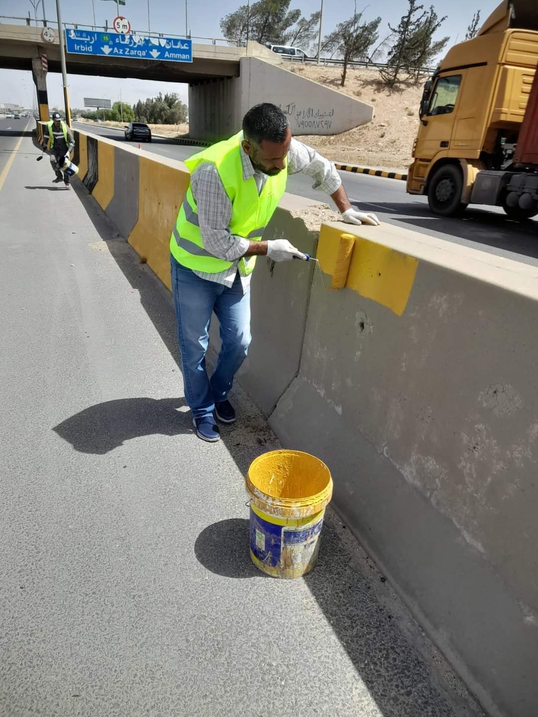 بلدية الجيزة تطلق حملة واسعة لدهان الأرصفة في الشوارع الرئيسية...صور