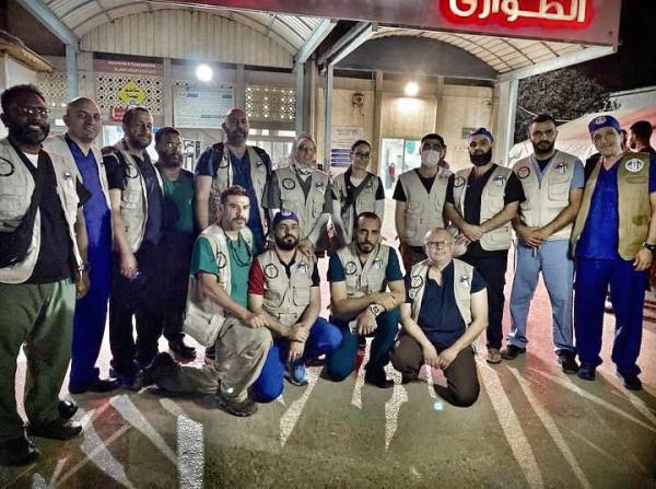 بينهم 9 أردنيين .. خروج أطباء متطوعين علقوا في قطاع غزة