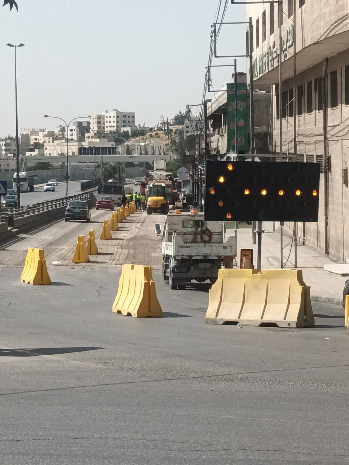أبو السمن يتفقد العمل بمشروع صيانة وتعبيد شارع مادبا